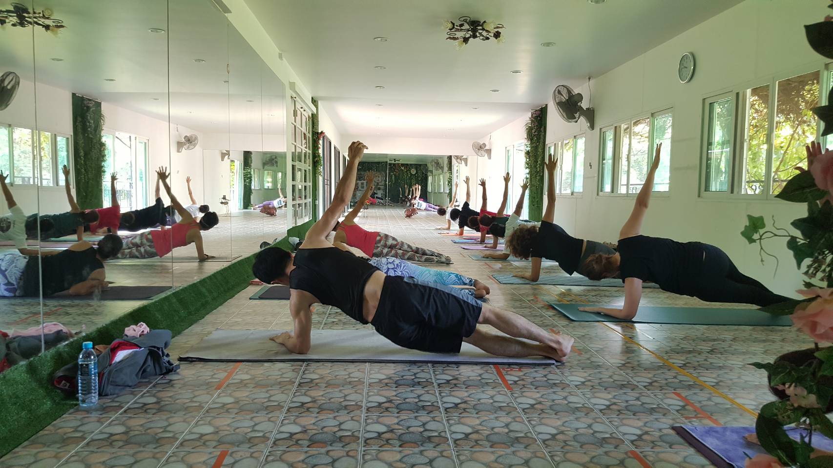 Aerial Yoga — โยคะอากาศ
